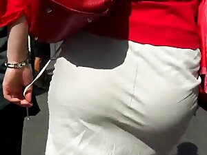 Chica rizada se acos ...